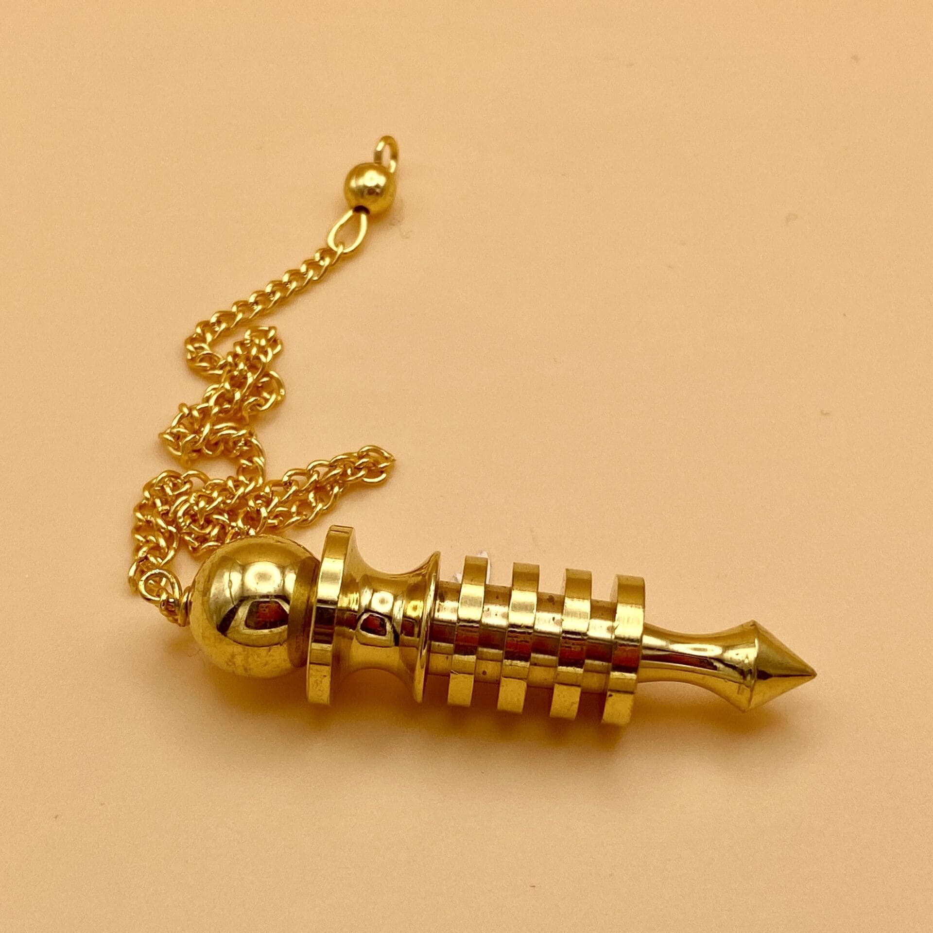Péndulo Osiris de metal con testigo y cuatro anillos o baterias