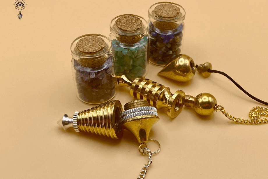 péndulo de metal dorado con testigo
