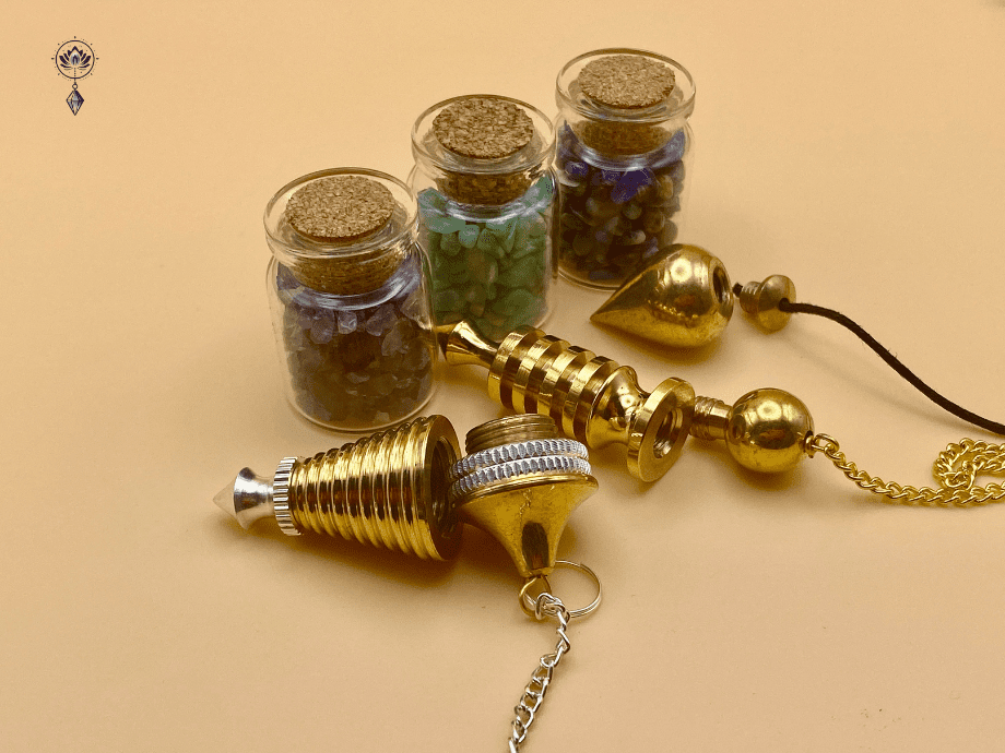 péndulo de metal dorado con testigo