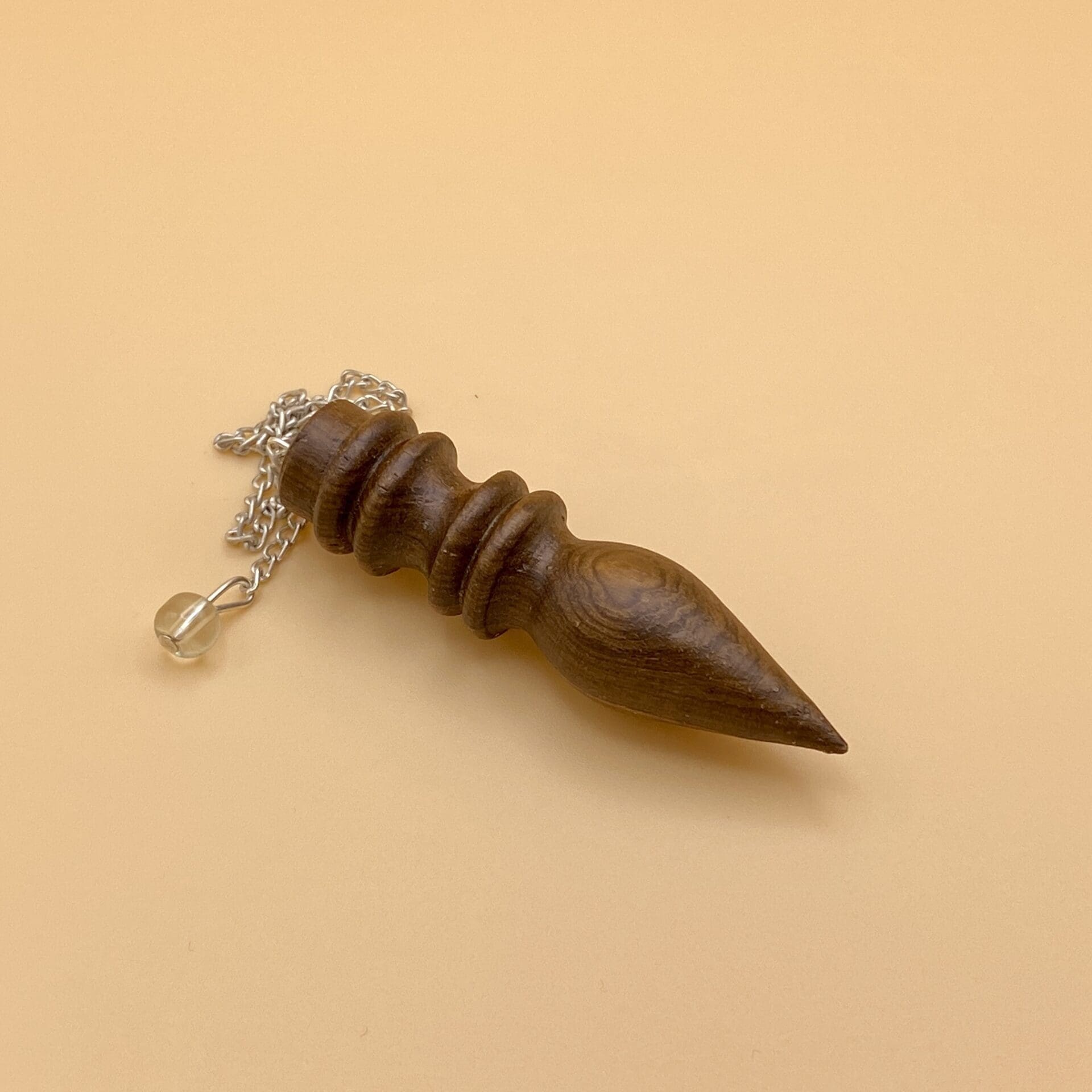 Péndulo egipcio de madera natural con cuatro anillos