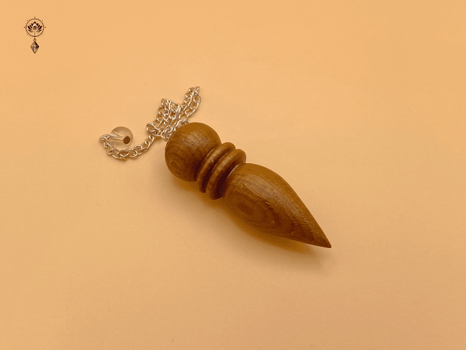 pendulo egipcio de madera natural con dos baterías (1).jpg