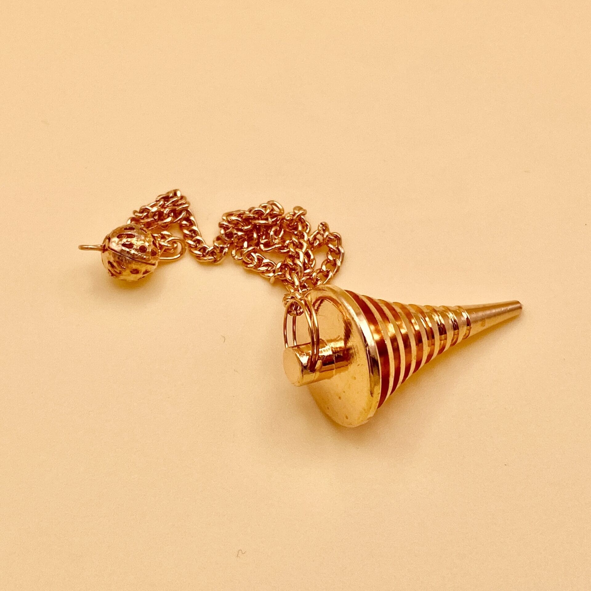 Péndulo Isis cónico 8 anillos rosado