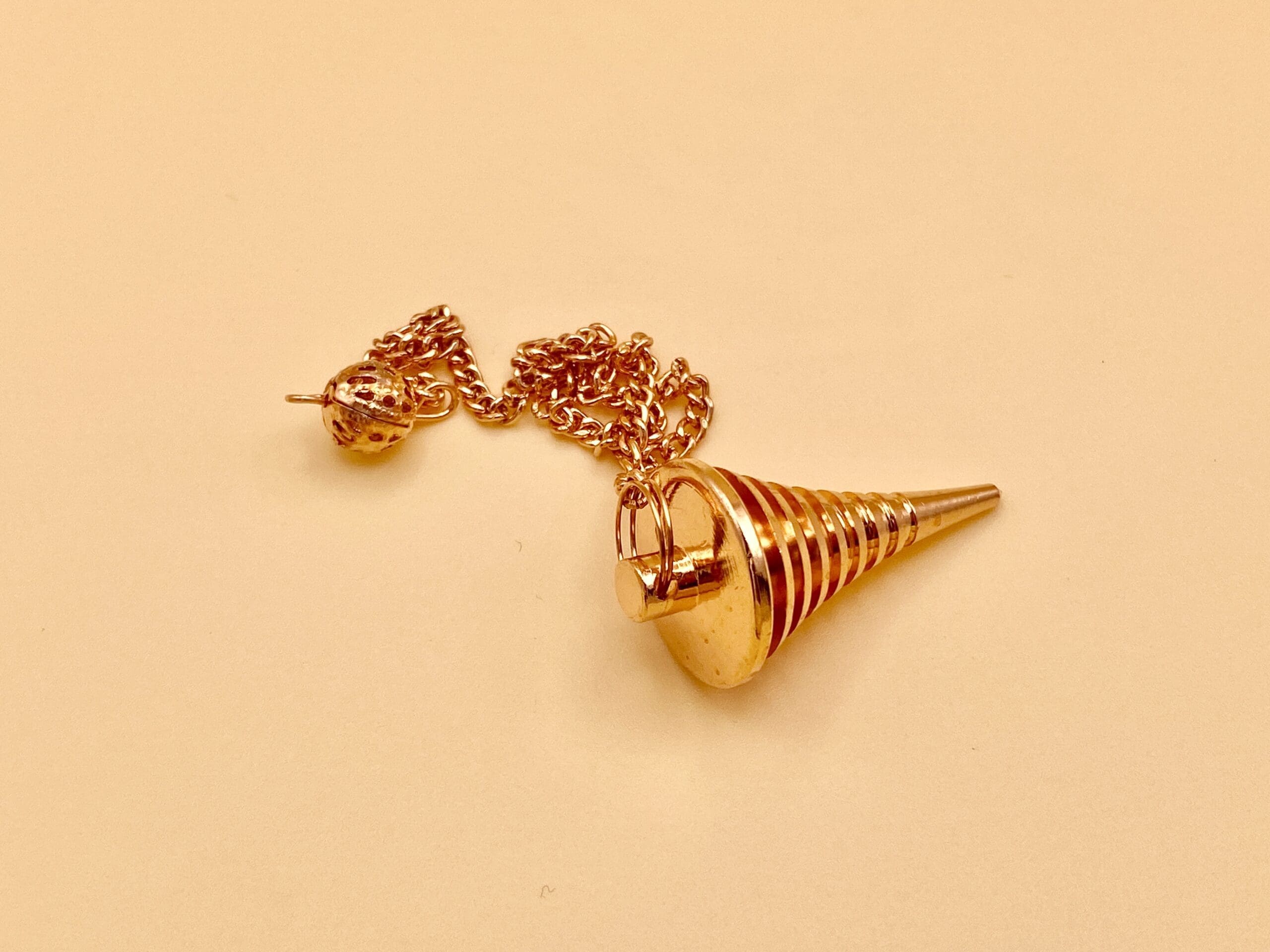 Péndulo Isis cónico 8 anillos rosado