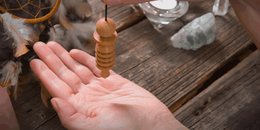 Péndulos de madera hechos a mano