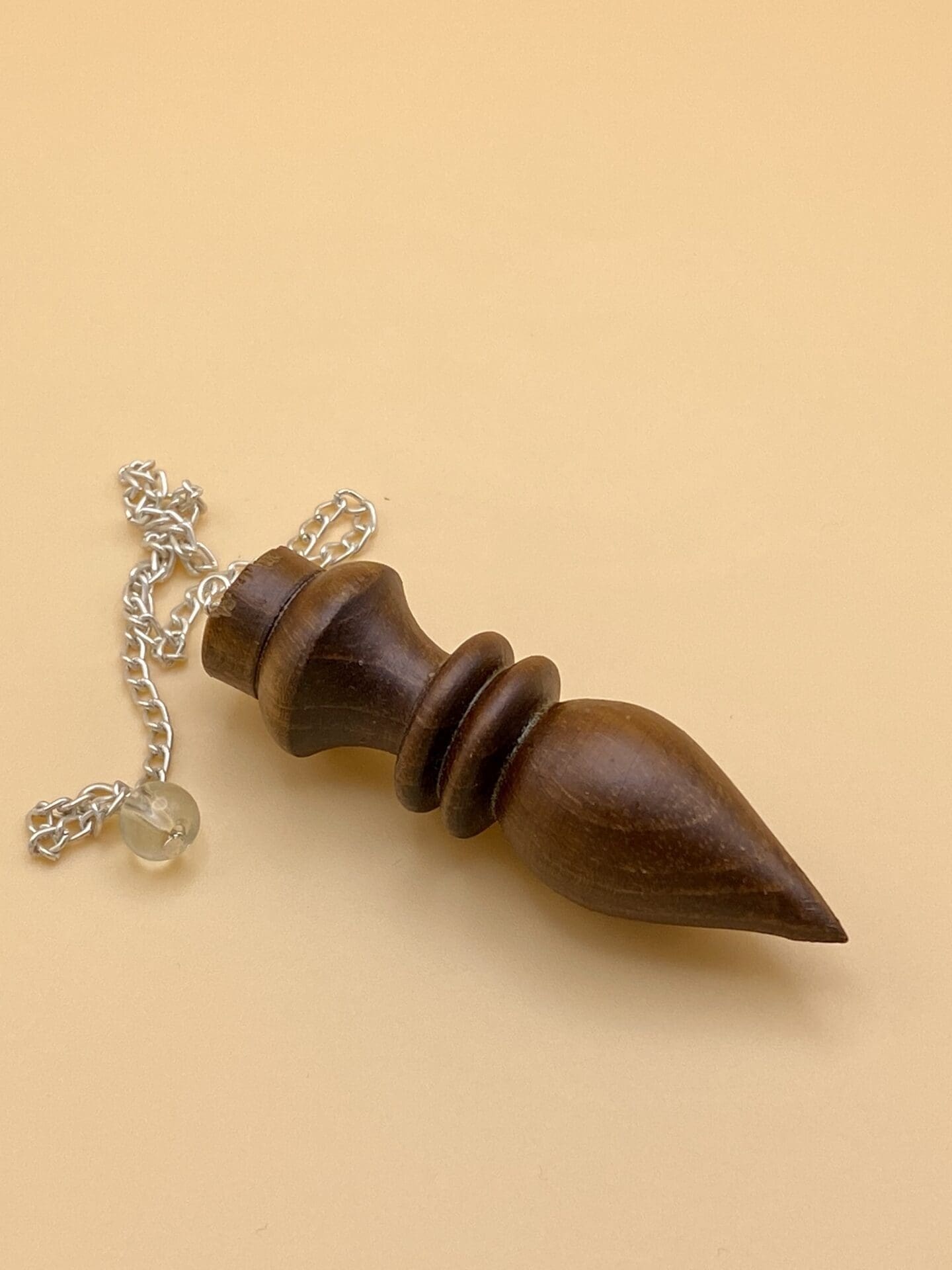 Péndulo egipcio de madera natural con dos anillos
