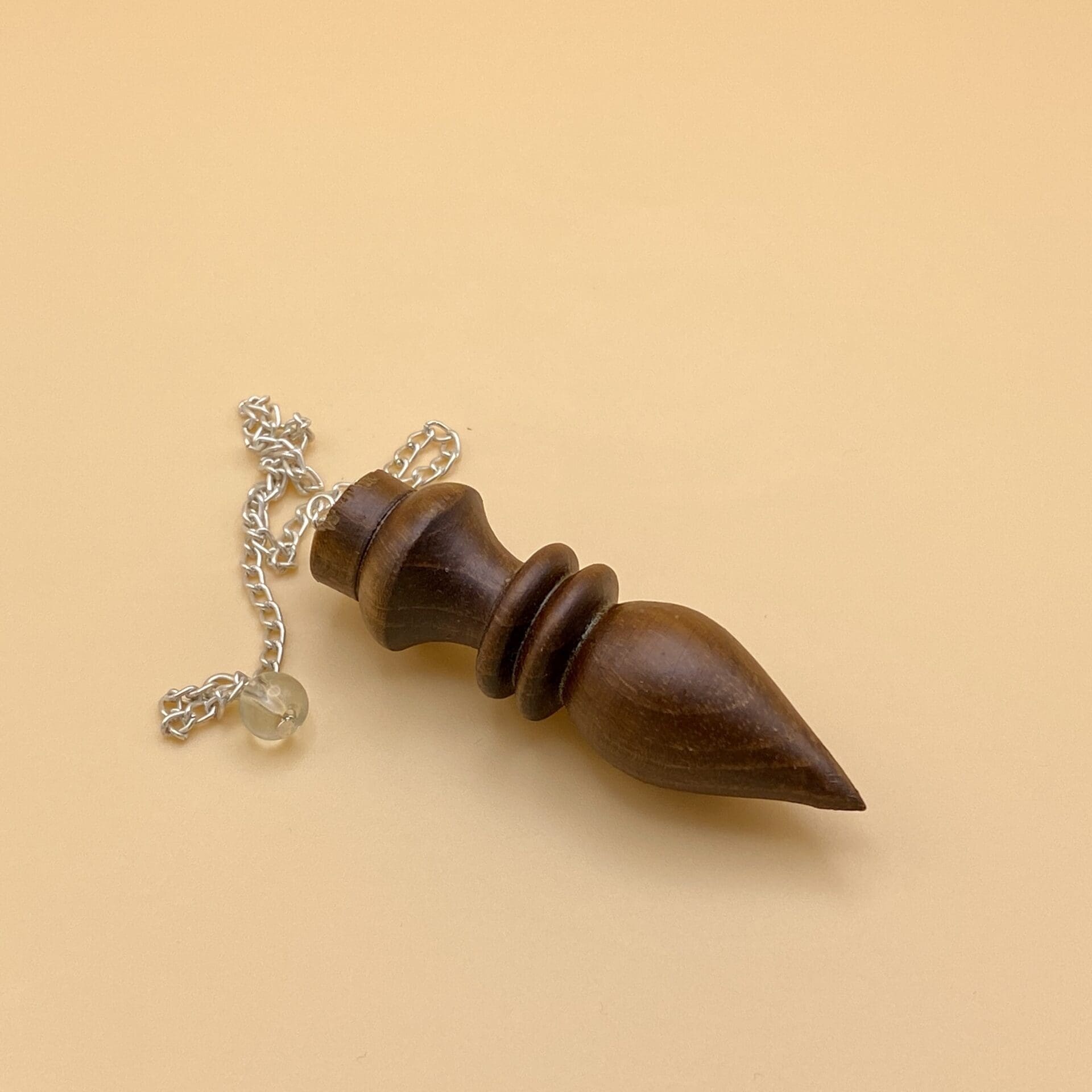 Péndulo egipcio de madera natural con dos anillos