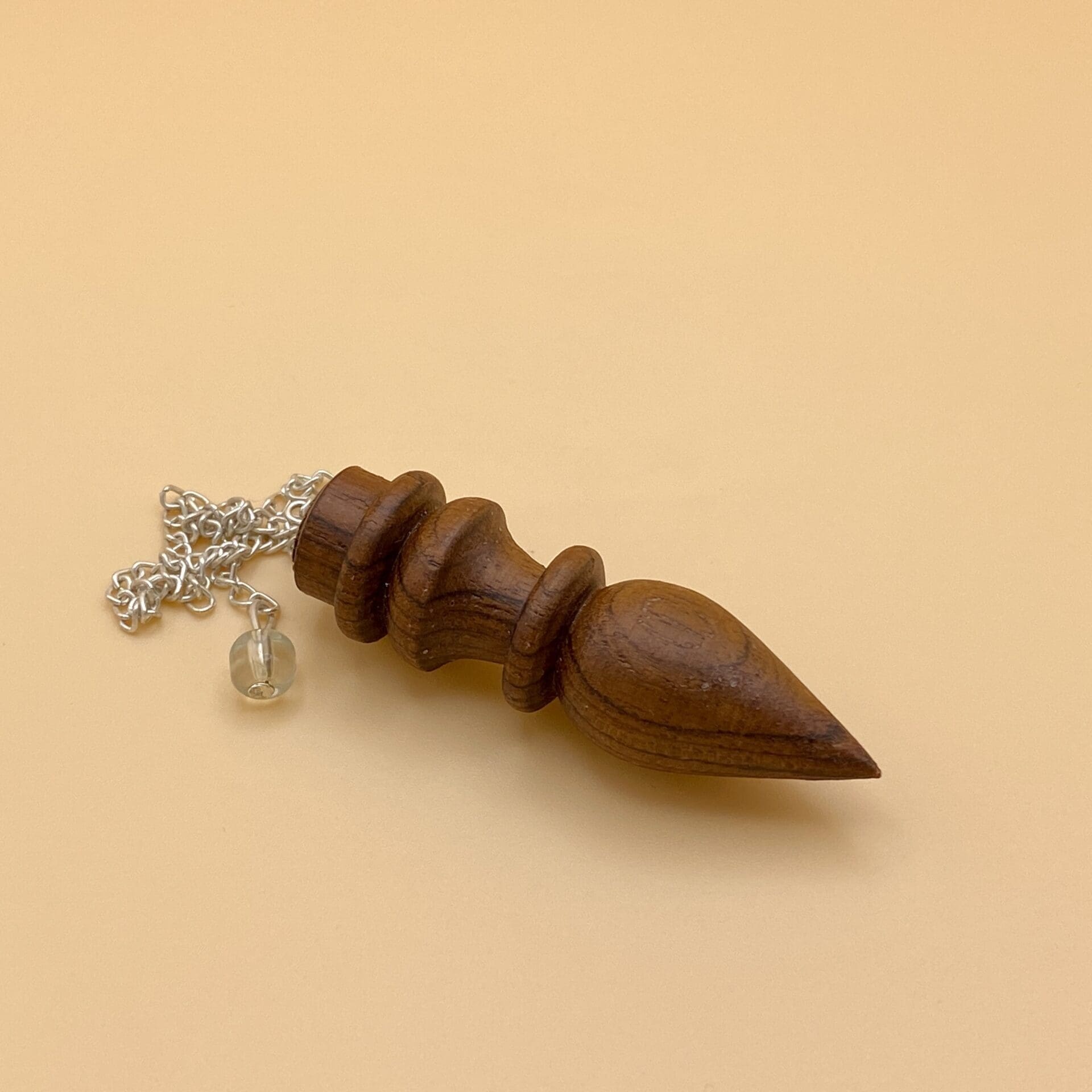 Péndulo egipcio de madera natural con un anillo