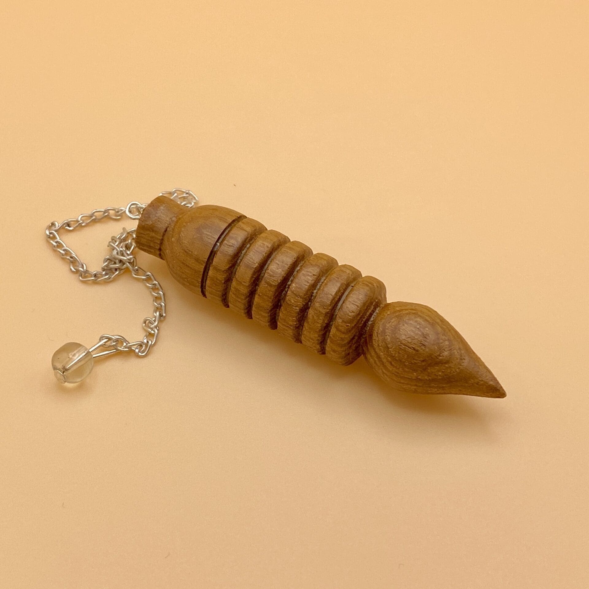 Péndulo Karnak de madera natural con seis anillos o baterias