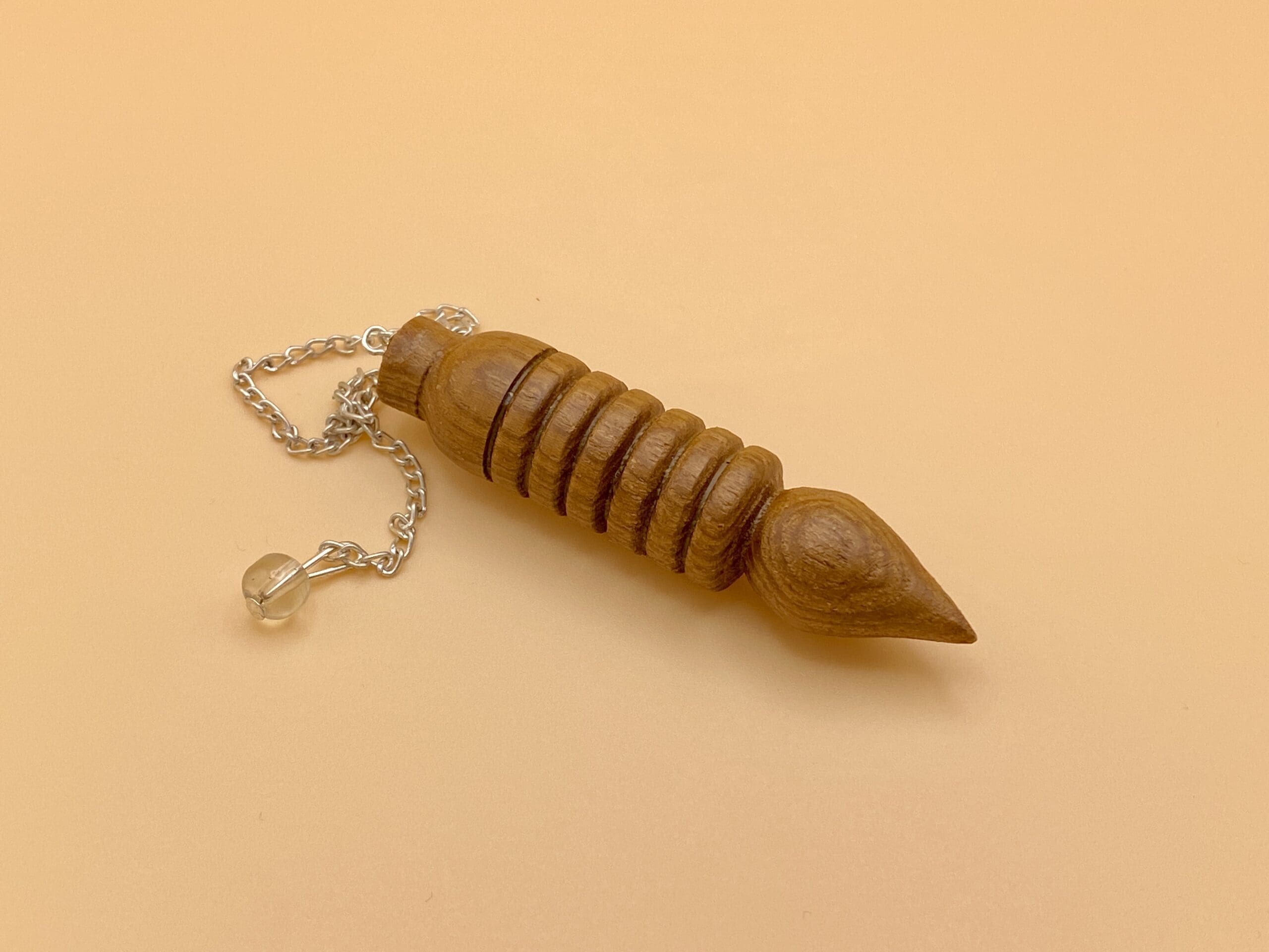 Péndulo Karnak de madera natural con seis anillos o baterias