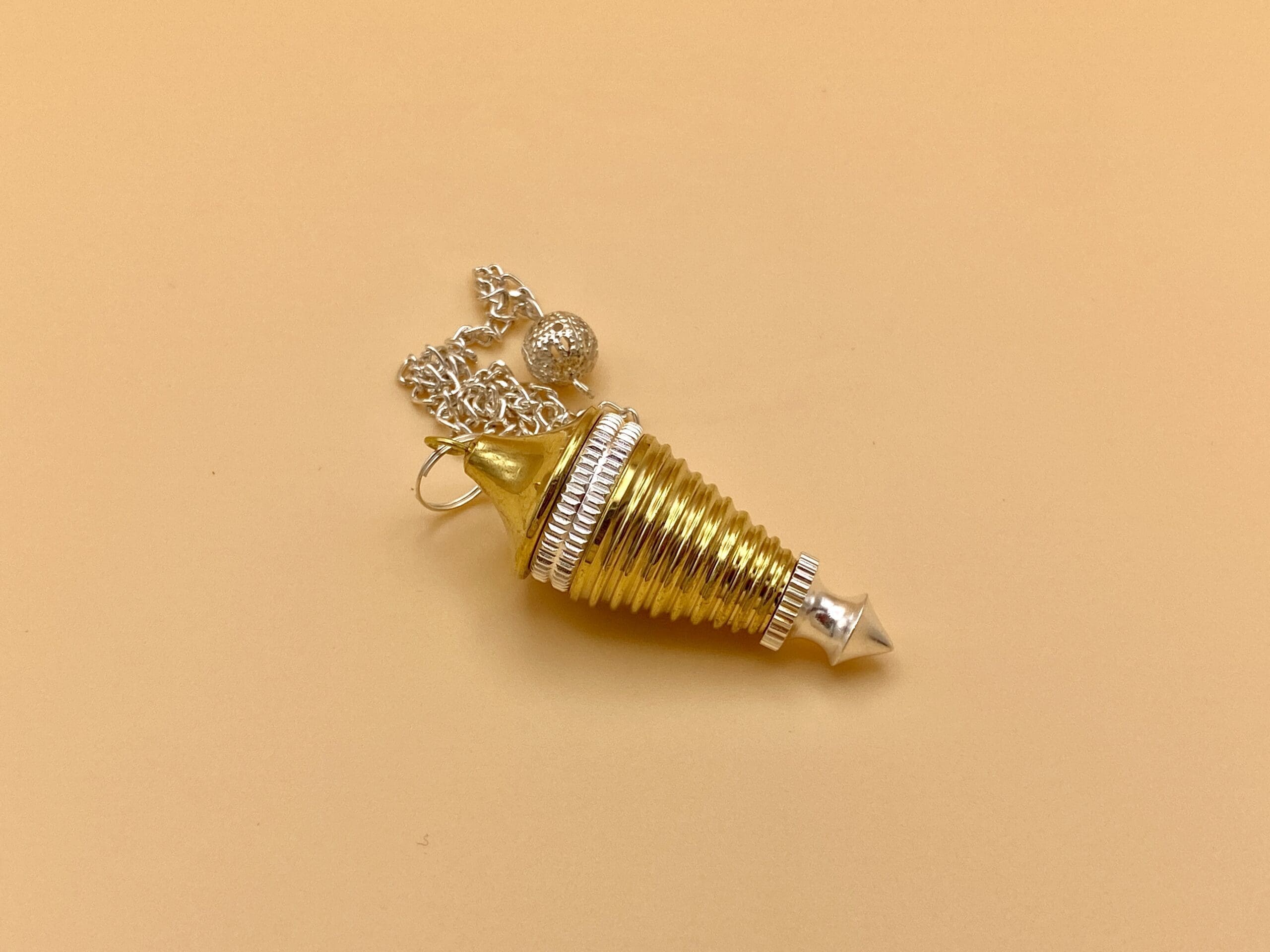 Péndulo Radión Estriado con diez anillos o baterias