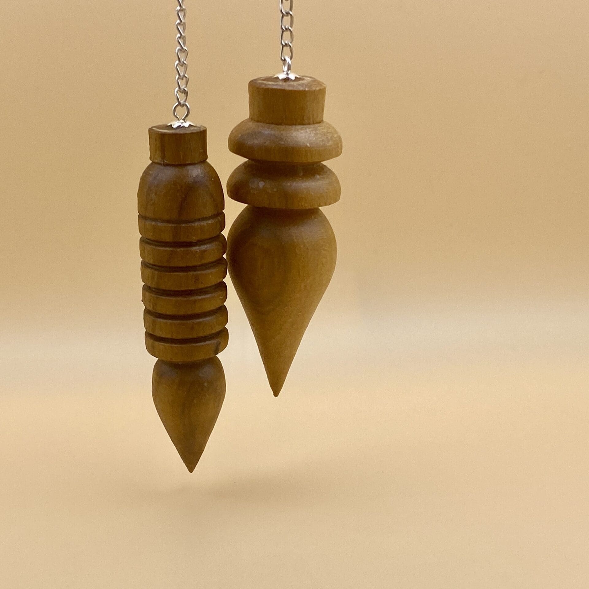 péndulos de madera hechos a mano